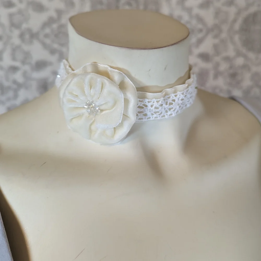 Lace & Velvet Ivory Handmade Handsewing beaded Bridal Wedding Choker Necklace - Picture 4 of 10